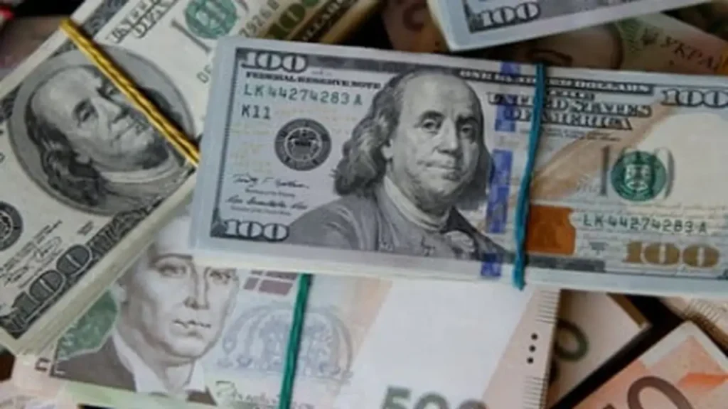 انخفاض قيمة الدولار الأمريكي في تعاملات اليوم السابع من شهر مارس